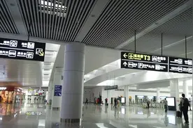 在武汉市天河机场下飞机，看小伙如何在机场换乘城际高铁去孝感市视频封面