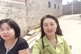 打工妹带姐姐去游泳，坐三轮坐公交还遇上大雨，几经周折总算回家视频封面