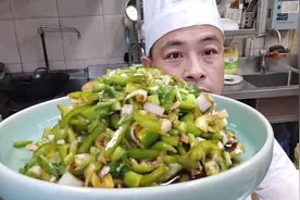 这才是“辣椒拌大葱”的家庭做法，简单实用，好吃到老泪纵横