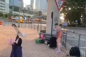 香港芯尼街頭翻唱《把根留住》為了生活.人們四處奔波