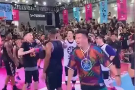 韦大爷正面硬钢火锅头盔哥 后指着鼻子说了什么？视频封面