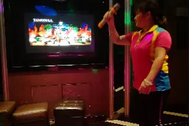 云南黑妹唱《尕撒拉》红火了，看深圳肥英百乐城KTV唱的怎么样