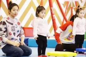 杨云带双胞胎女儿现身杨威运动馆 姐妹俩穿粉衣呆萌可爱视频封面