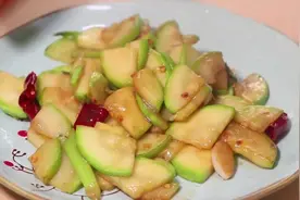 教你清爽的家常菜“醋溜西葫芦”，1块钱成本，每天必吃视频封面