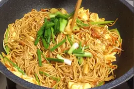 鸡蛋炒面最简单又好吃的做法，面条劲道不粘锅，咸香入味超级香