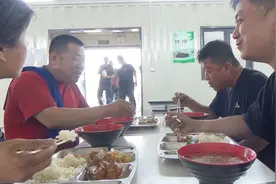 大货司机散货物流中心配货，午饭吃15元套餐，努力过好单调的生活视频封面