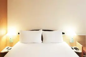 酒店单人床为什么要放两个枕头，女前台透出其中猫腻视频封面