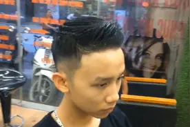 男士发型不想过多打理，露额头“短碎发”带给你，适合不同年龄层