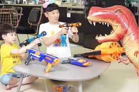 亲子互动：小帅哥制作气球恐龙玩具 霸王龙 三角龙 恐龙大全视频封面