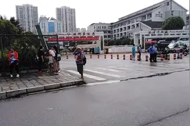 贵州省遵义市遵义四中高考考场，很多家长在考场外等着孩子视频封面