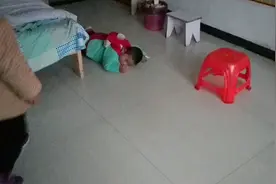 宝宝动不动就哭睡地上怎么办？有没有经历过的交个方法支个招视频封面