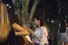 哥伦比亚的夜晚。他们三五成群。聊着家常。视频封面
