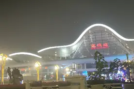 武昌站到武汉站那么远，坐公交要一个小时33站，武汉站真的高大上视频封面