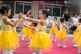 优秀儿童教师节舞蹈《爱我你就抱抱我》，简单易学哦！视频封面
