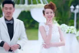 两人拍婚纱照，美女穿了一身红色蕾丝短裙，小伙看呆了视频封面