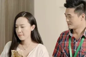 美女吃着汉堡上班，哪料途中给霸道总裁拦住，美女霸气回怼：好吃视频封面