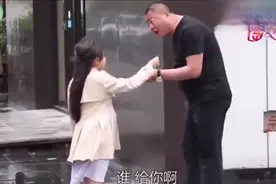 小学生问叔叔要打火机，被呵斥后留下一张纸条，内容让人……