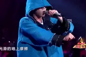 华晨宇翻唱神曲《我的滑板鞋》，节奏感把握特别好，背影太帅！视频封面