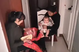 山东风俗，姥姥来给宝宝送百天裤，要在裤子里放烧饼和钱视频封面