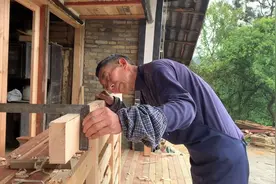 V哥创业：老木匠用旧木料做成的大门这么好看 有什么诀窍吗？