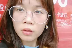 越南姑娘大中午跑到公安局领暑假实习签证，越南的护照是绿色的视频封面