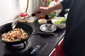 90后小夫妻男女搭配做午饭，简单温馨。老公掌勺，看看这厨艺咋样