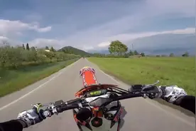 第一视角 Ktm 450  Supermoto 公路滑胎翘头狂飙视频封面