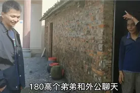 小林要回深圳了，临走前和弟弟看望外公，舍不得不知啥时候再回来视频封面