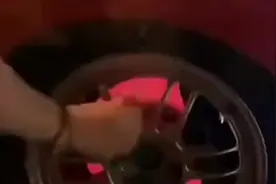 神奇女司机？拉着手刹开了300公里，看看刹车盘红成啥样？视频封面