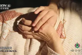 女子湿疹总感到身体痒，吃药没治好反而还便秘了，这是怎么回事？视频封面