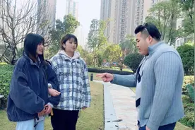 小伙鞋被女孩踩一脚，小伙让女孩出两千，小伙拿到两千后工作丢了