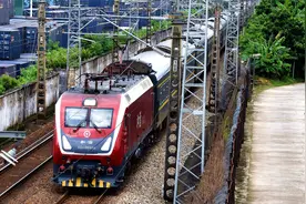 大红枣牵引客车K512（海口-上海南）减速通过准备进源潭站4道停车