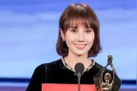 袁泉带女儿外出用餐，11岁夏哈哈身高出众，母女写作业画面温馨视频封面