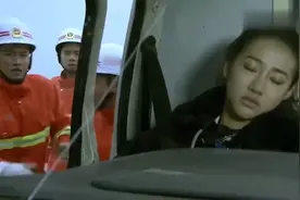 火线英雄：救护车发生车祸，消防员一看，被困女医生竟是女友视频封面