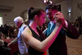 和阿根廷女孩约在舞会见面，买了正装出席，要做今晚最瞩目的男人视频封面