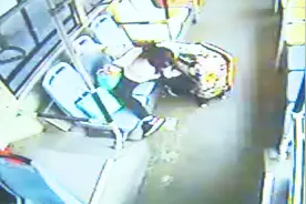 女孩乘公交车狂吐不止“想闻橘子味” 公交司机寻来橘子皮视频封面