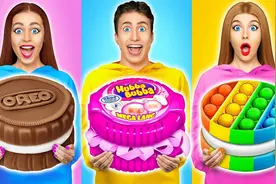 搞笑外国人：帅哥美女挑战吃彩虹色食物，隔壁小朋友都快馋哭了视频封面