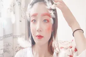 小蕊挑战闭眼用一支口红化全妆，笑傻你的那种，全程高能预警视频封面