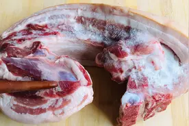 解冻猪肉不要直接下水浸泡，肉店老板教我一招，吃起来和鲜肉一样视频封面