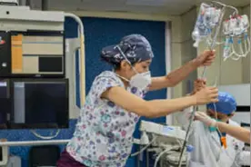 北京一产妇凌晨在家晕倒呼吸停止，医护6个多小时急救和死神抢人视频封面