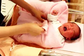 护士示范正确的新生儿包巾包法，简单实用，让宝宝睡的更香更舒服