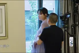 蒋勤勤挺大孕肚站窗边看风景，陈建斌站背后身搀扶，这一幕太暖了视频封面