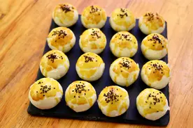 不用复杂的工序也可以做蛋黄酥，随便一包，酥的掉皮视频封面