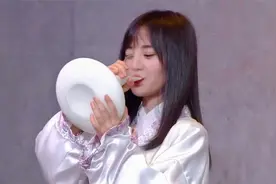 明星有多爱喝牛奶？鞠婧祎抛弃偶像包袱大口喝，张子枫奶不离手视频封面