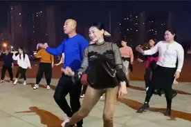 河南一公园领舞太棒了，美女打扮怪怪的，我审美有问题吗