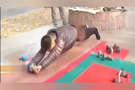 年轻人公园做健腹轮，各种秀操作，八旬老人上场后惊呆他们视频封面