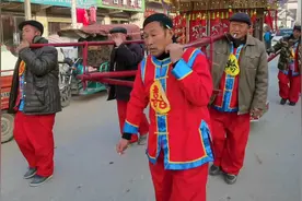 农村最古老的接亲方式，八个人抬着大花轿，轿夫喊话经典