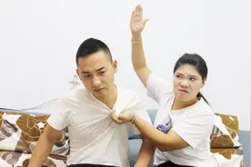后爸照顾精神病女儿从不哭闹，母亲好奇，躲床下偷看后发飙视频封面