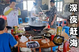 女粉丝深夜穿比基尼赶海，抓成堆海鲜直接生吃，直说鲜甜太生猛了视频封面