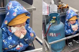 3岁萌娃陪父母外出摆摊，收摊时蹲小车上认真干饭，模样萌化众人视频封面